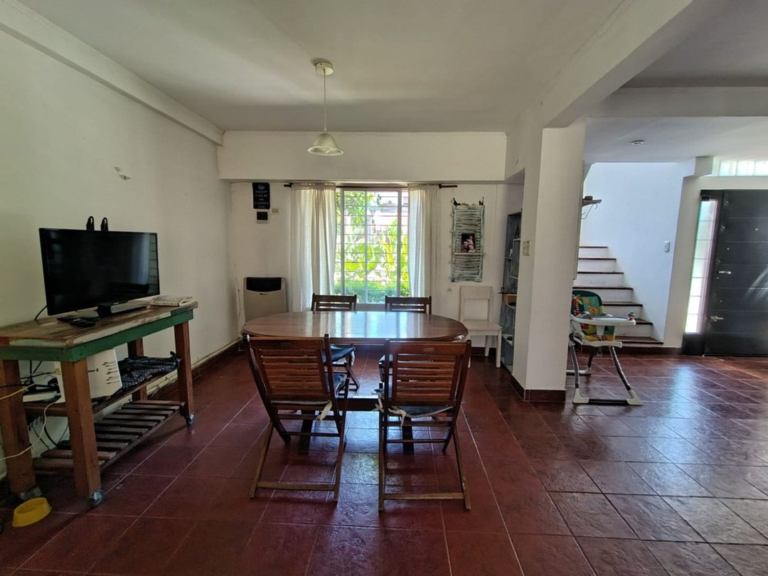 VENTA CASA 5 AMBIENTES C/COCHERA ITUZAINGO NORTE