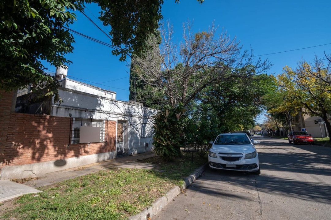 VENTA CASA A REFACCIONAR y/o demoler.  BARRIO SUR