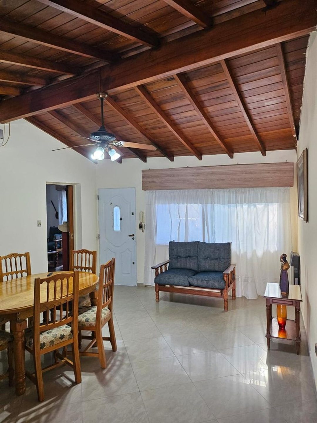 CASA 4 AMB.  EN VENTA CON JARDÍN Y COCHERA