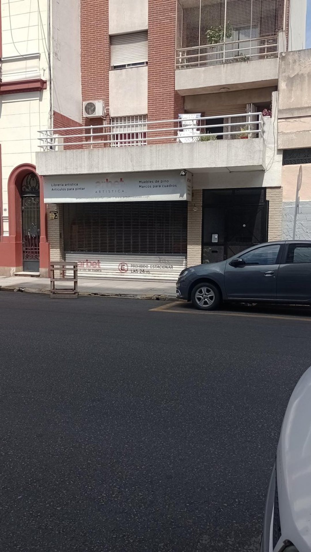 Importante Local con Vivienda - Flores