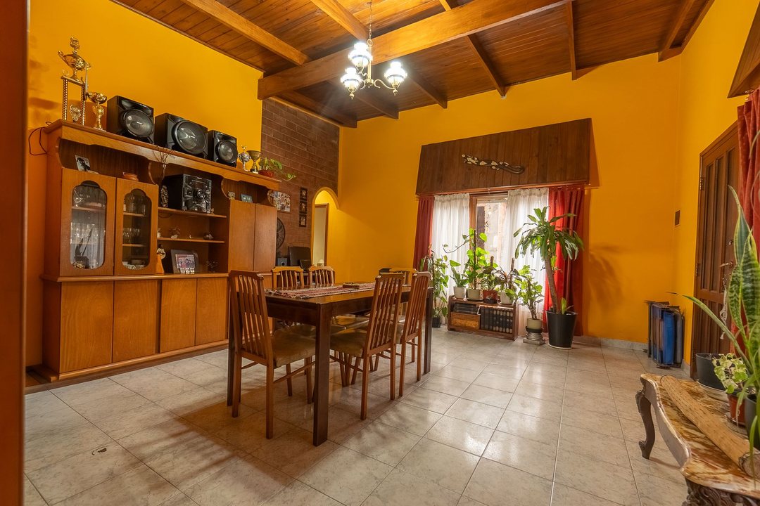 Venta Casa 3 Amb. Colina Alegre Con Amplio Parque