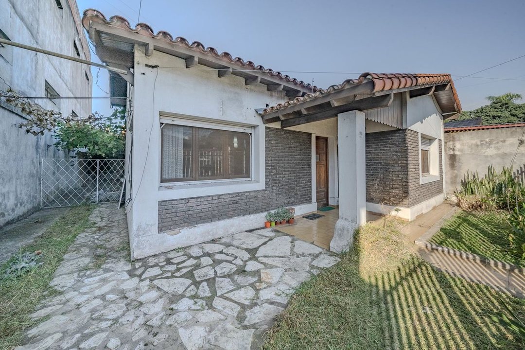 VENTA CASA 3 AMB. CON GARAGE A. CREDITO-PERMUTA