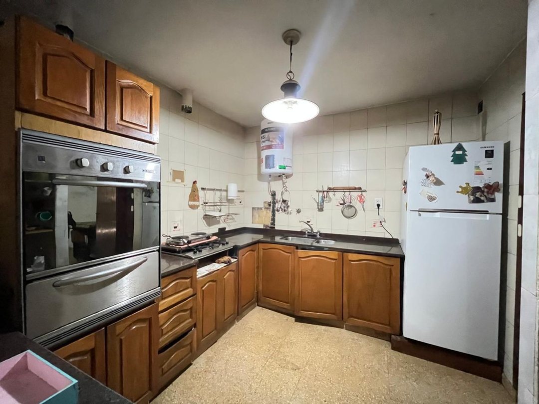 VENTA CASA DE 3 DORMITORIOS  CON COCHERA Y PATIO