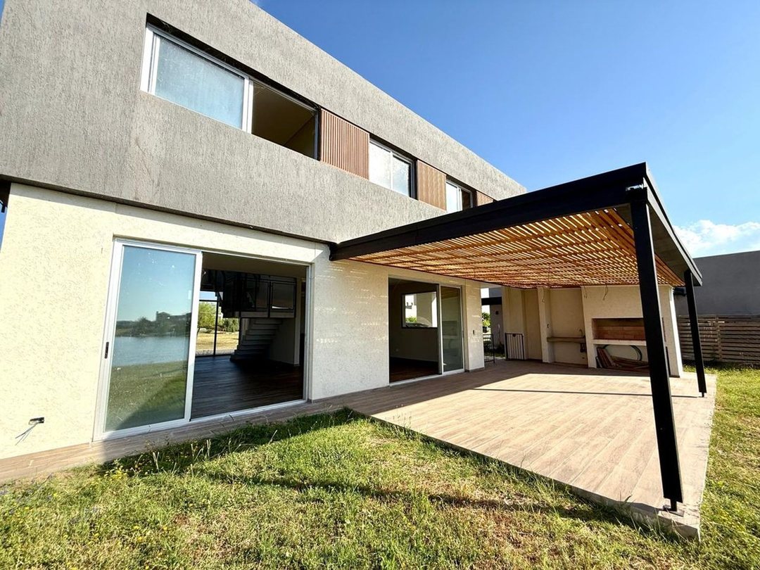 Casa venta 6 ambientes San Sebastian AL AGUA