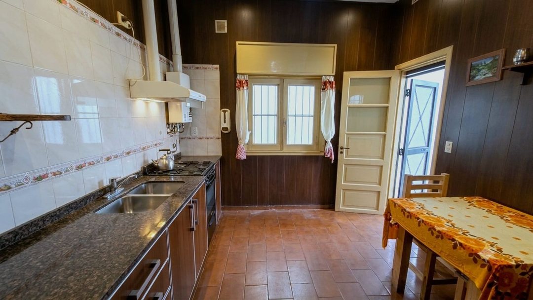 VENTA CASA 3 AMB. PATIO CON PARRILLA Y COCHERA