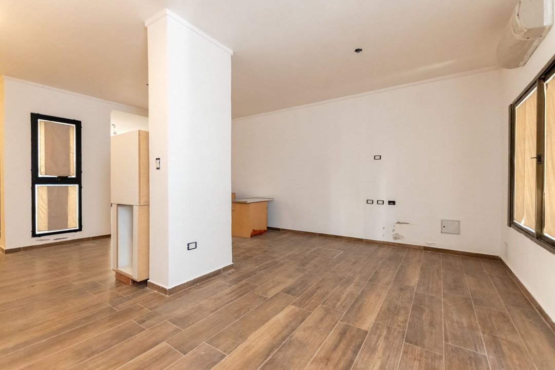 CASA CON AMPLIOS AMBIENTES EN BARRIO CANDIOTI