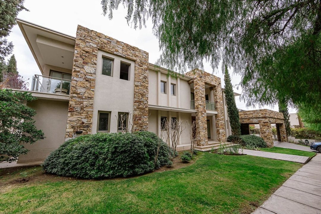 VENTA IMPONENTE CASA DE LUJO EN BARRIO DALVIAN MDZ