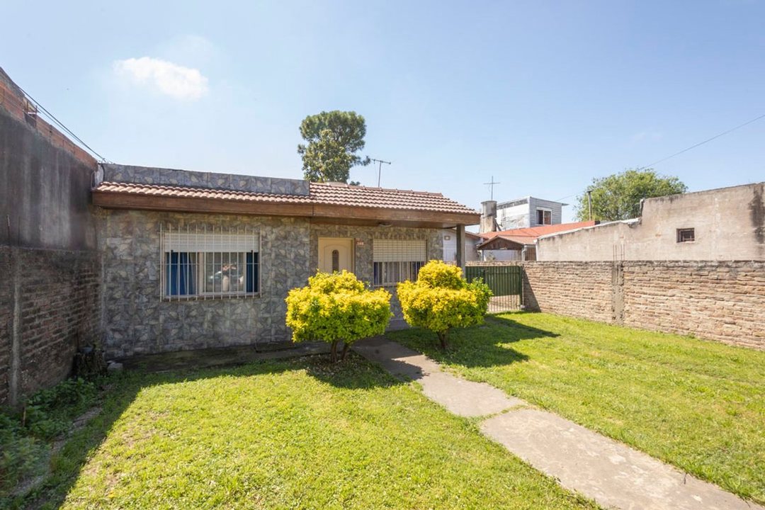 CASA 3 AMBIENTES  BERAZATEGUI GRAN TERRENO