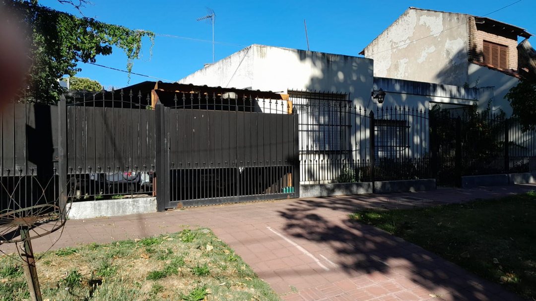 VENTA 2 CASA LOMAS DE ZAMORA MISMO TERRENO