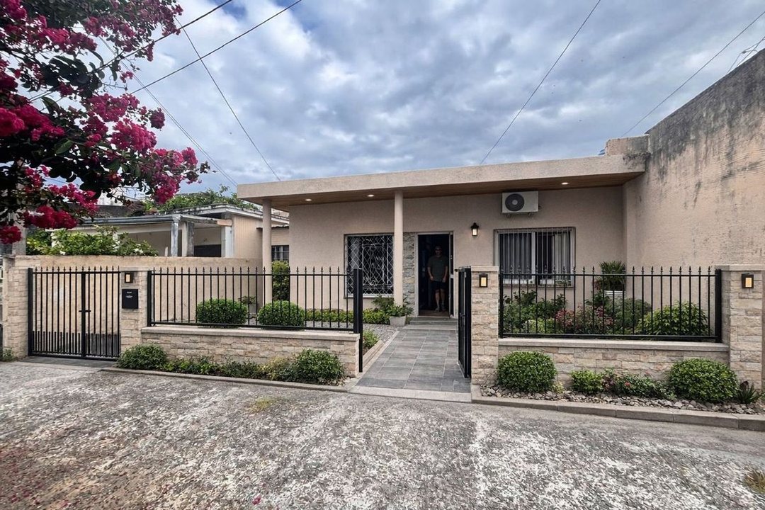VENDO CASA A REFACCIONAR BARRIO SARMIENTO