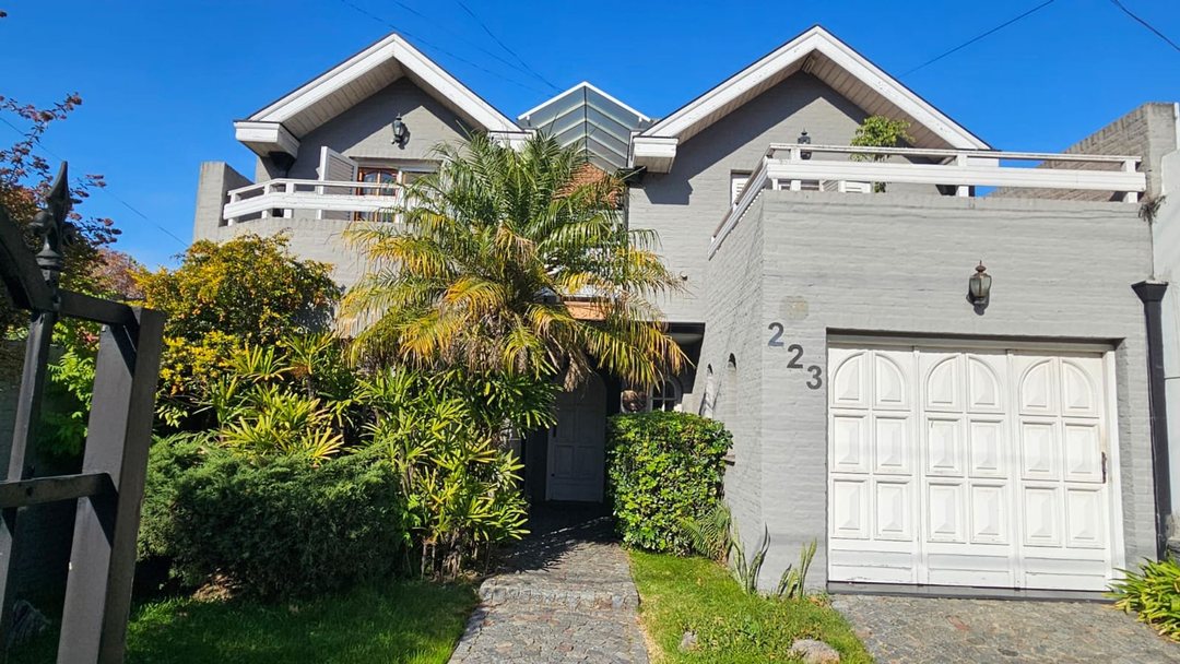 CASA VENTA QUILMES CENTRO 6 AMBIENTES COCHERA