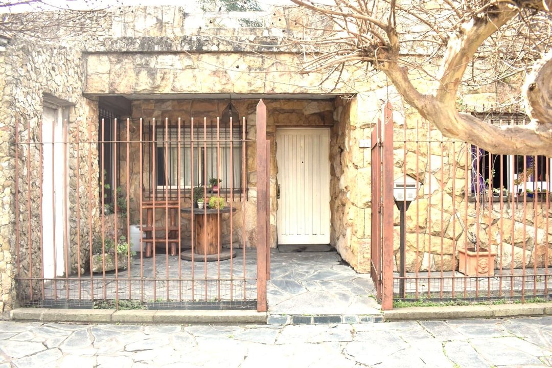 VENTA CASA 3 DORMITORIOS CON PILETA Y JARDIN MERLO