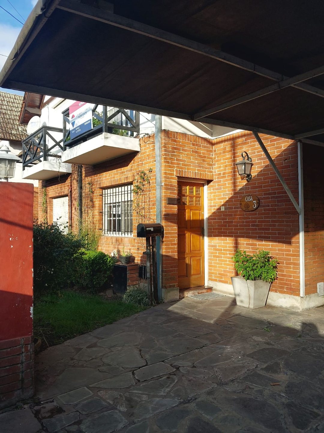 CASA 4 AMBIENTES EN VENTA BURZACO CON JARDIN