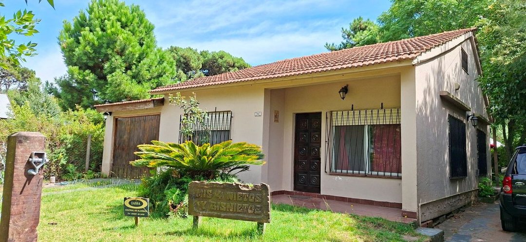 Casa 5 ambientes en Venta Pinamar Gas Natural.