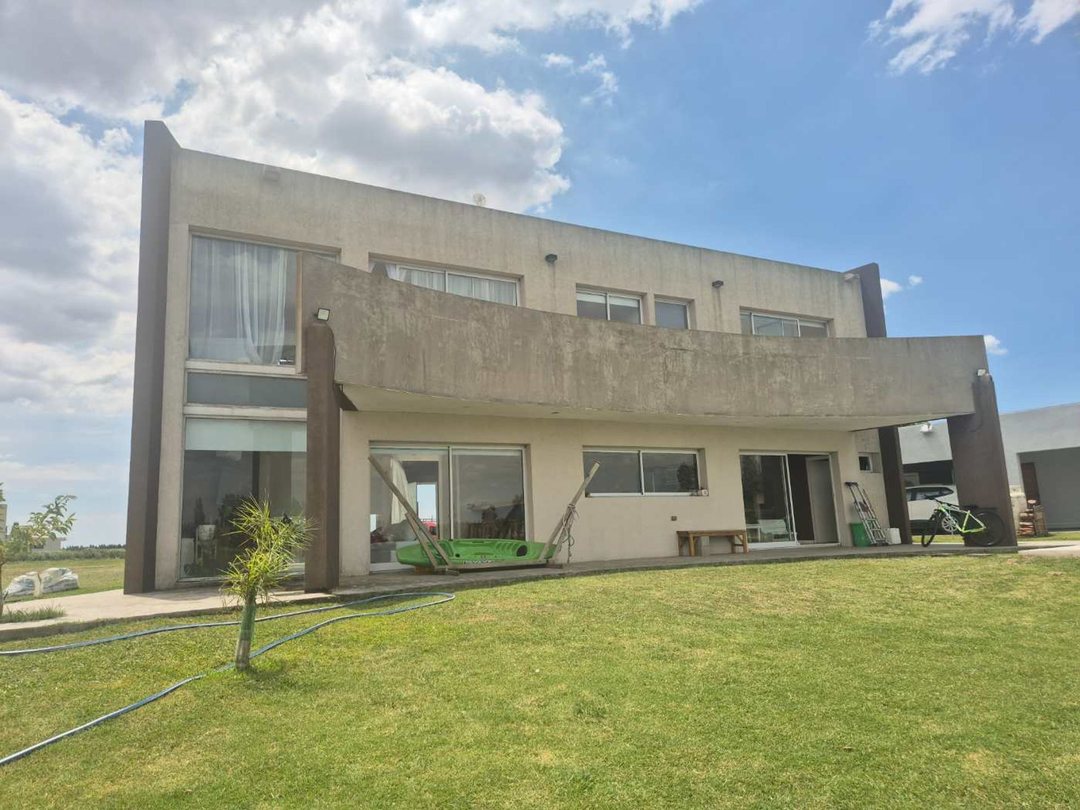 ALQUILER CASA 2 DORMITORIOS EN BARRIO CERRADO