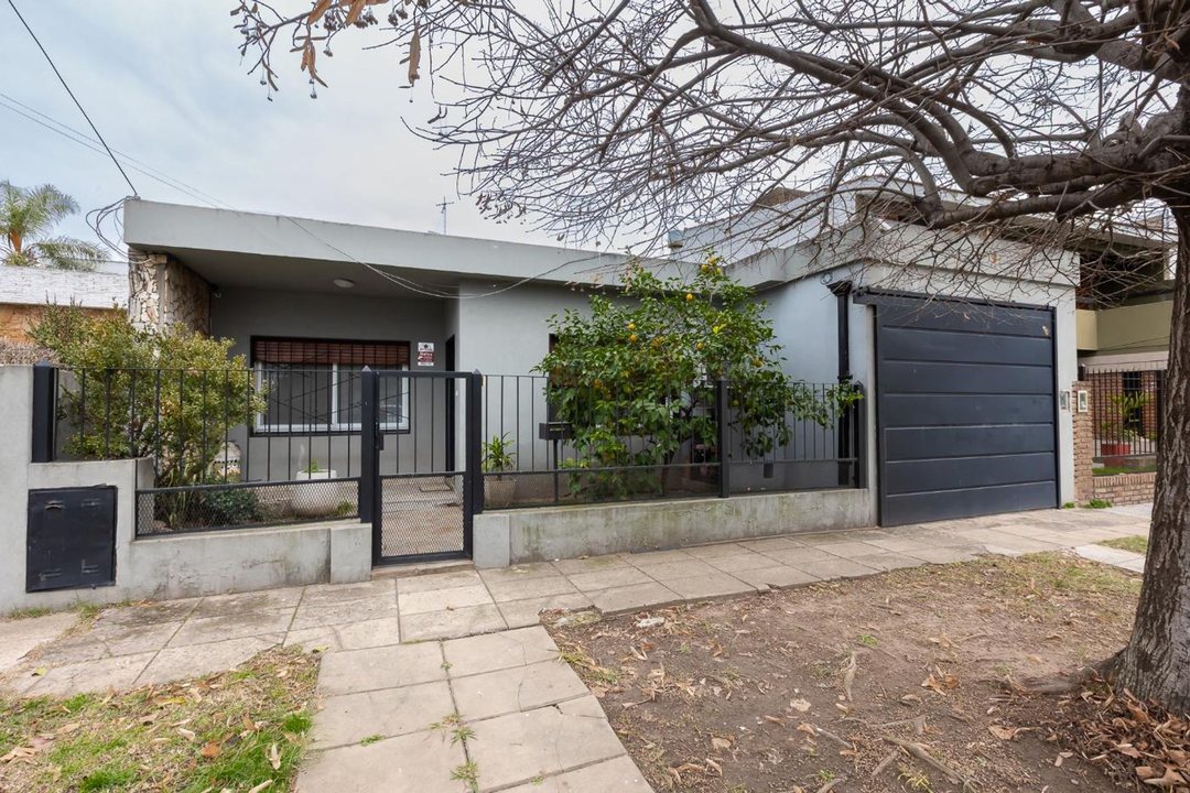 CASA EN VENTA 4 AMB + DPTO HURLINGHAM