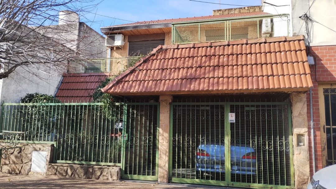 VENTA CASA 5 AMB CASEROS / PARQUE-PARRILLA PERMUTA