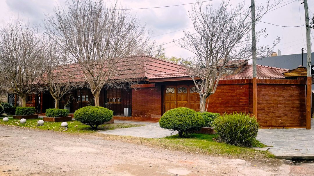 Casa 3 dormitorios en Venta En Berisso+ Quincho