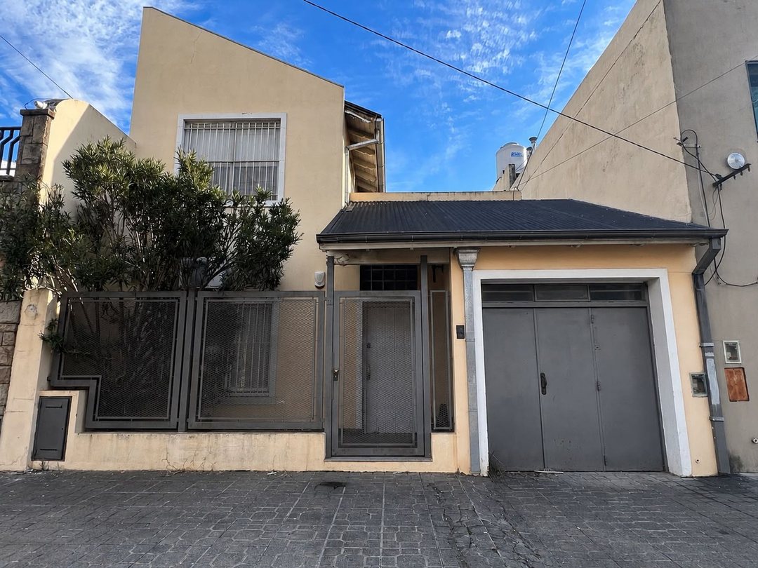 VENTA CASA 4 AMB. COCHERA PATIO QUINCHO PERMUTA