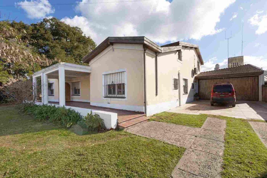 Venta de casa 5 amb en lote de 1520 m2 con Pileta