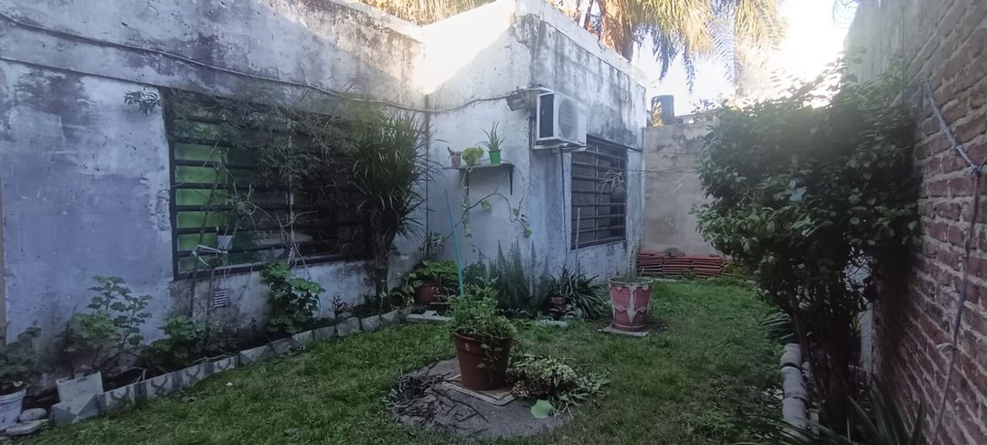 VENTA LANUS CASA 3 AMB PATIO EXCELENTE LOTE