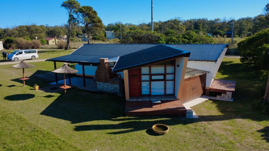 Chalet 3 ambientes frente a cancha de golf