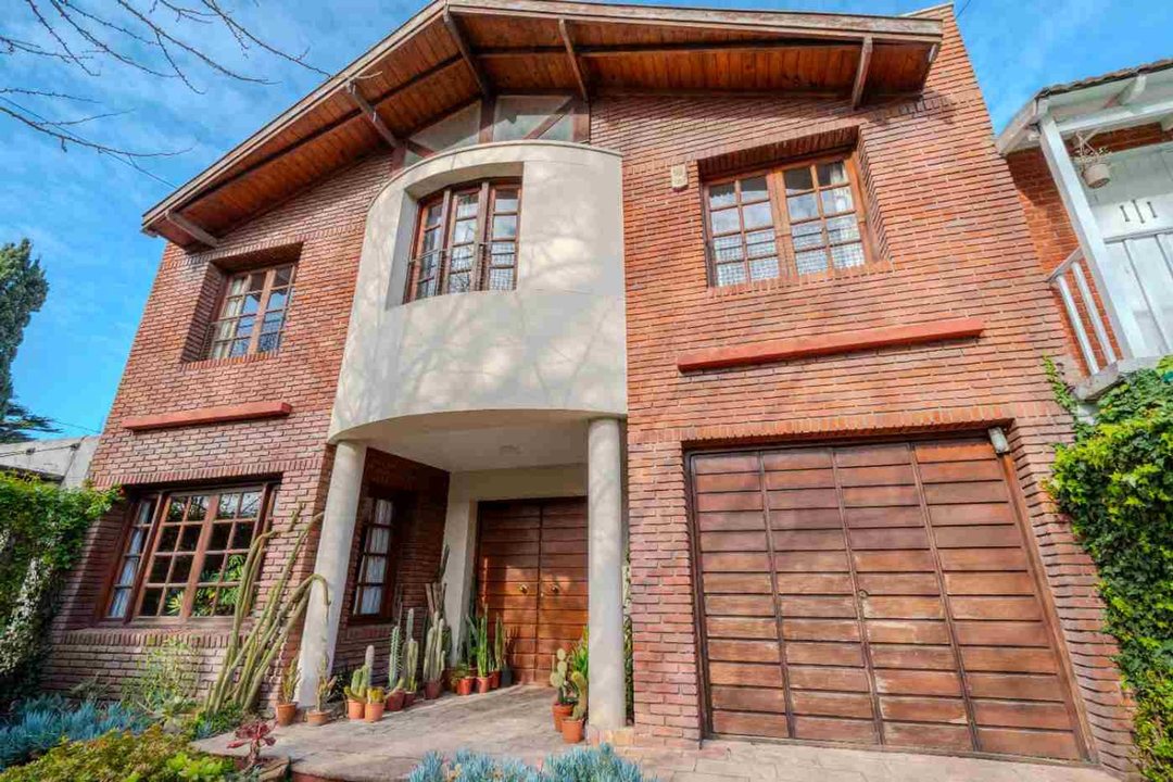 VENTA CASA 5 AMB. CON PARQUE/ LOS TRONCOS