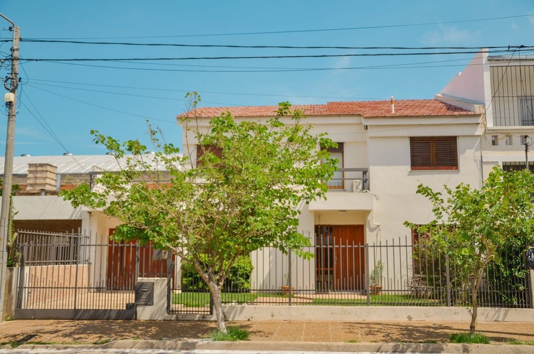 VENTA CASA BARRIO JARDIN 3 DORMIT 3 BAÑOS PILETA