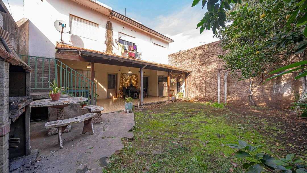 VENTA CASA CON PARQUE Y TRES DEPTOS EN SAN JUSTO