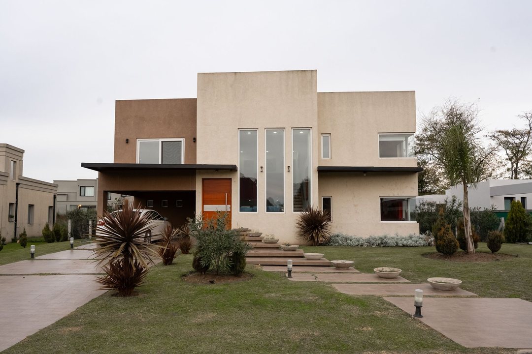 CASA EN VENTA EN LA REJA, BS. AS. 7 AMBIENTES