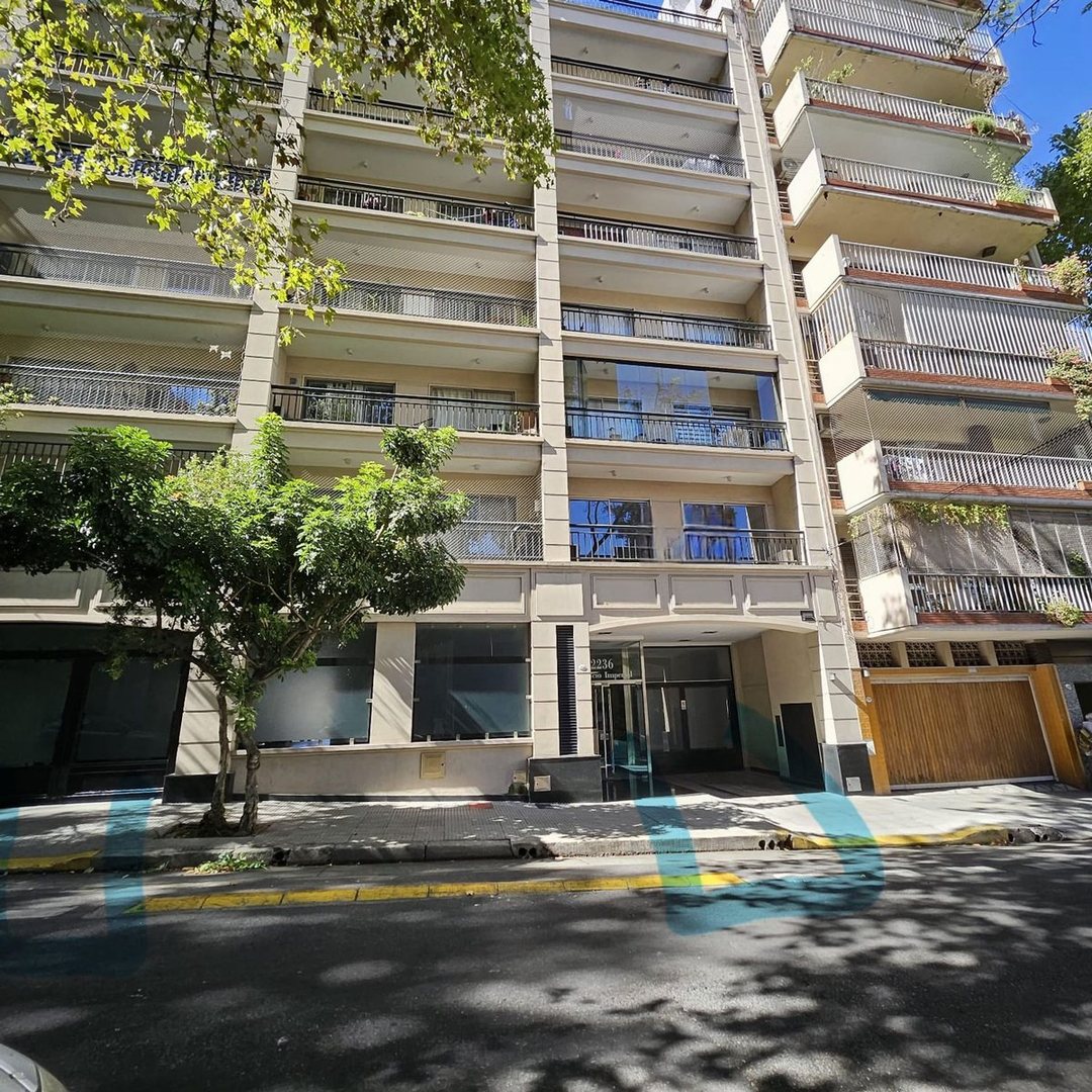 Cochera descubierta en edificio moderno seguridad