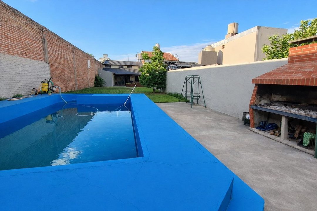 Casa 4 amb | Fondo libre y pileta. Lote de 414m2