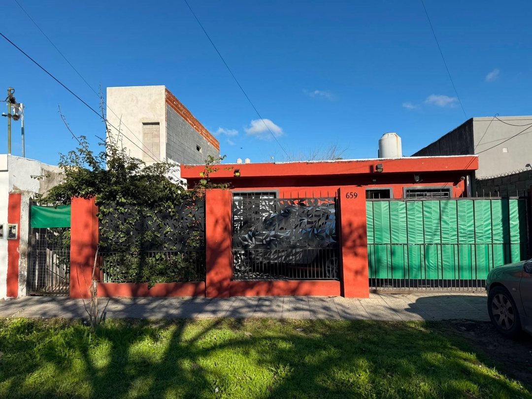 CASA 3 AMBIENTES TIPO PH VENTA BURZACO CON JARDIN