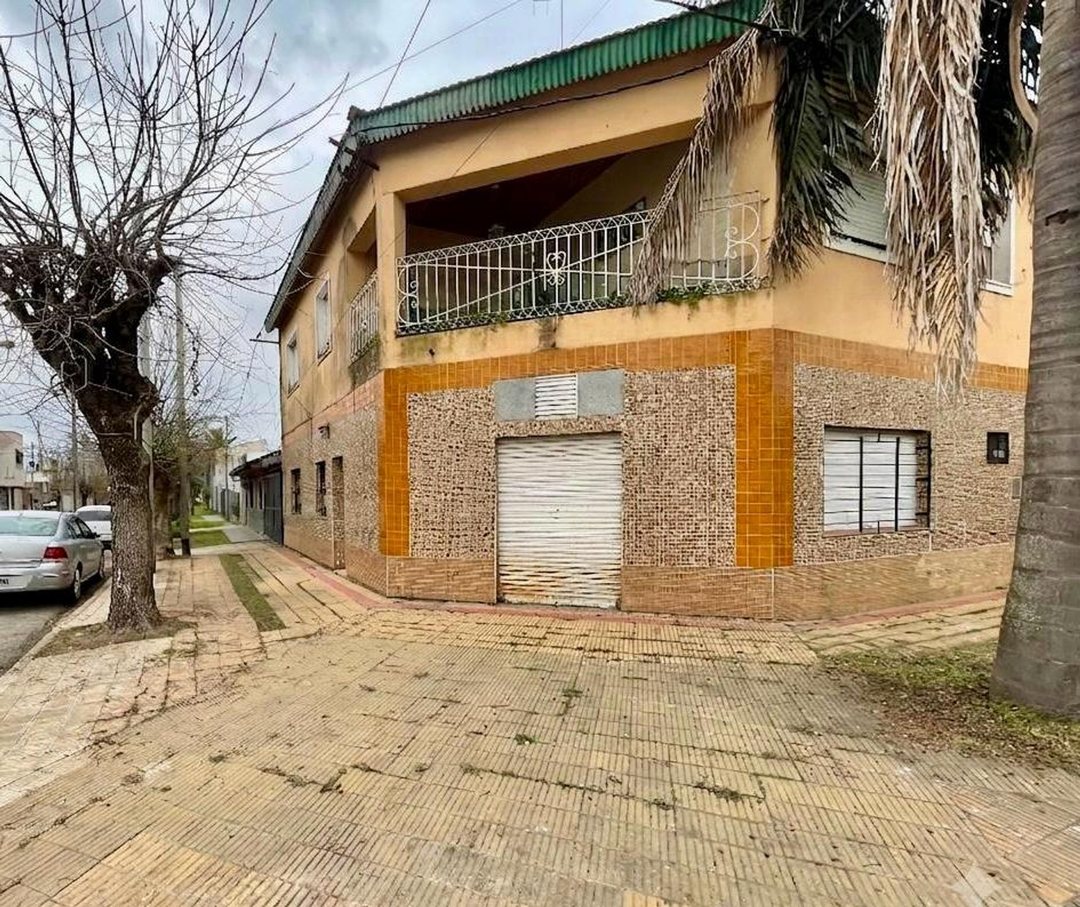 CASA EN BLOQUE CON DEPARTAMENTO Y LOCAL EN VENTA