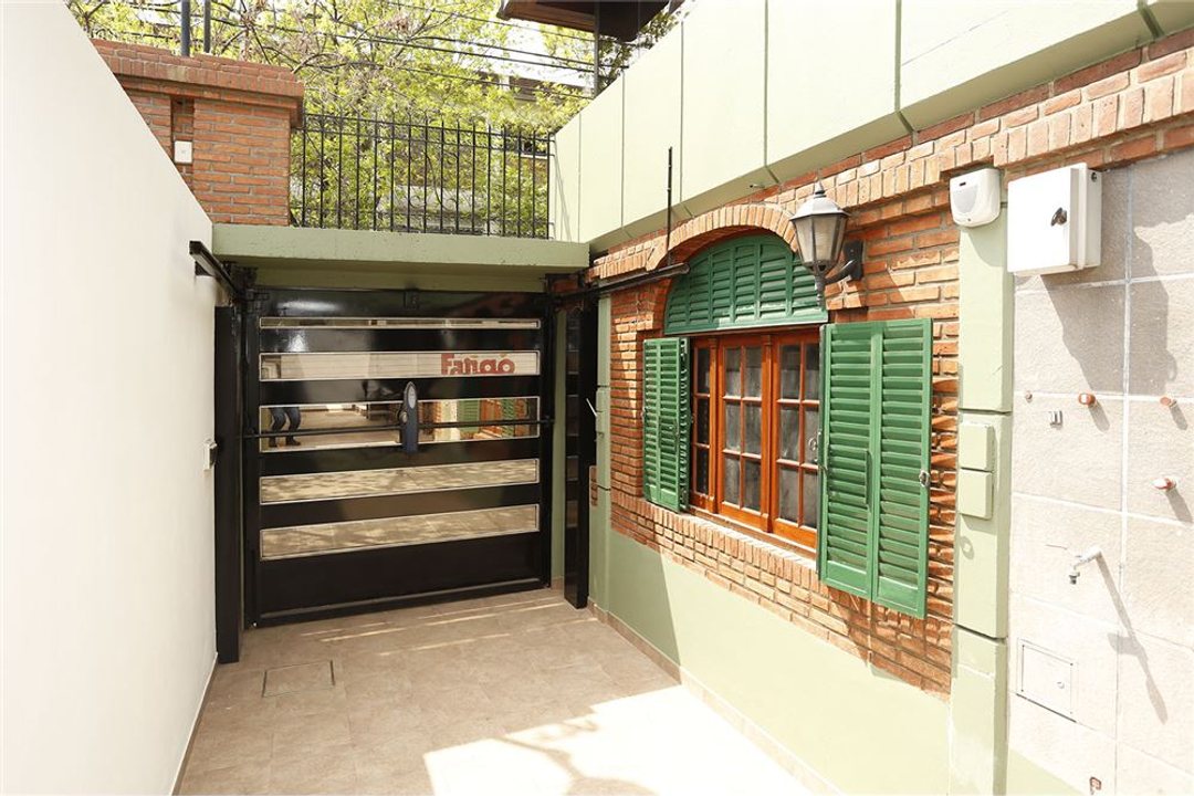 VENTA CASA 5 AMBIENTES CON PATIO A ESTRENAR