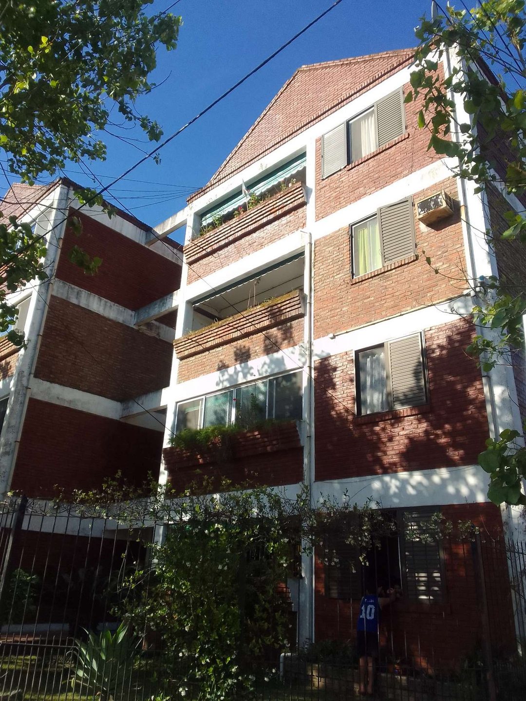 3 amb con balcón y jardín por escalera. Oportunida