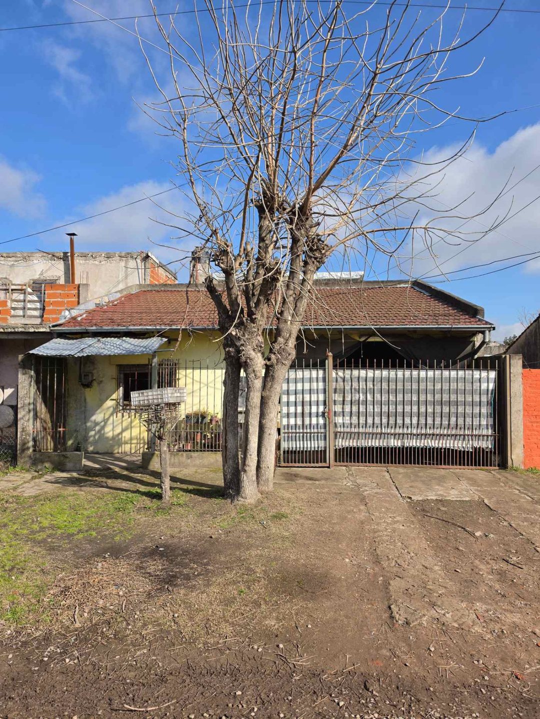 CASA 6 AMB. VENTA LONGCHAMPS PARQUE Y COCHERA