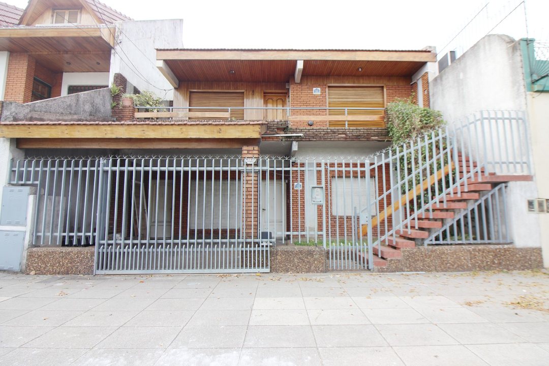 CASA 7 AMB. EN RAMOS MEJIA LOTE PROPIO C JARDIN