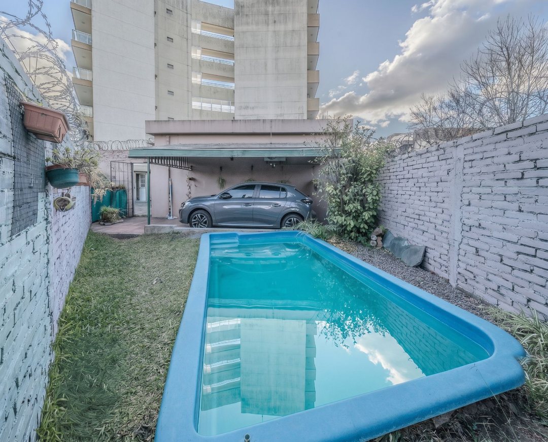 CASA 3 AMBIENTES CON COCHERA Y PILETA - V. BOSCH
