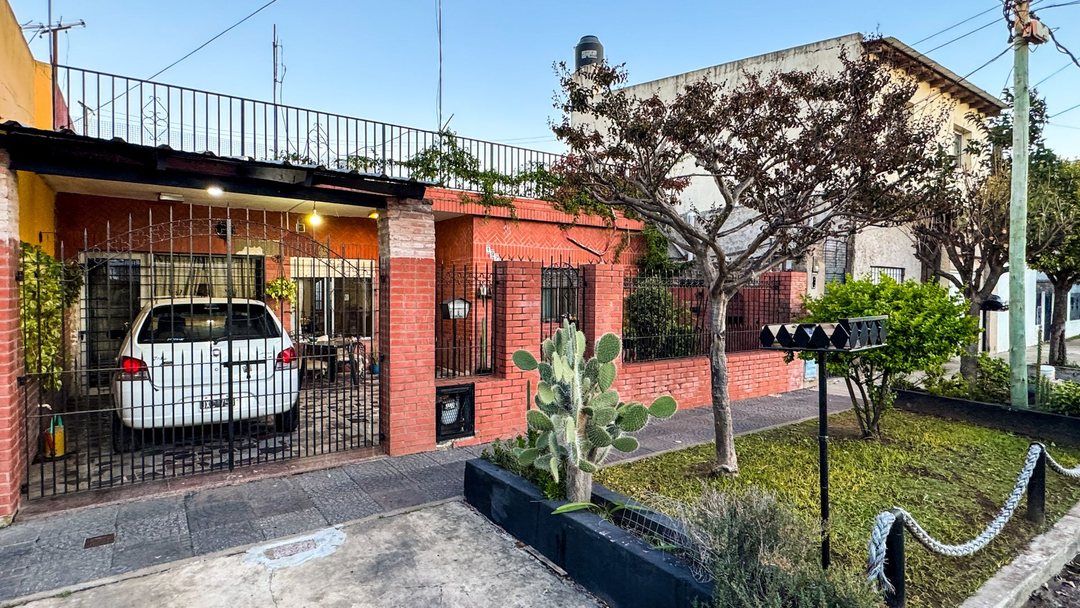 VENTA CASA 3 AMBIENTES CON COCHERA EN SOLANO