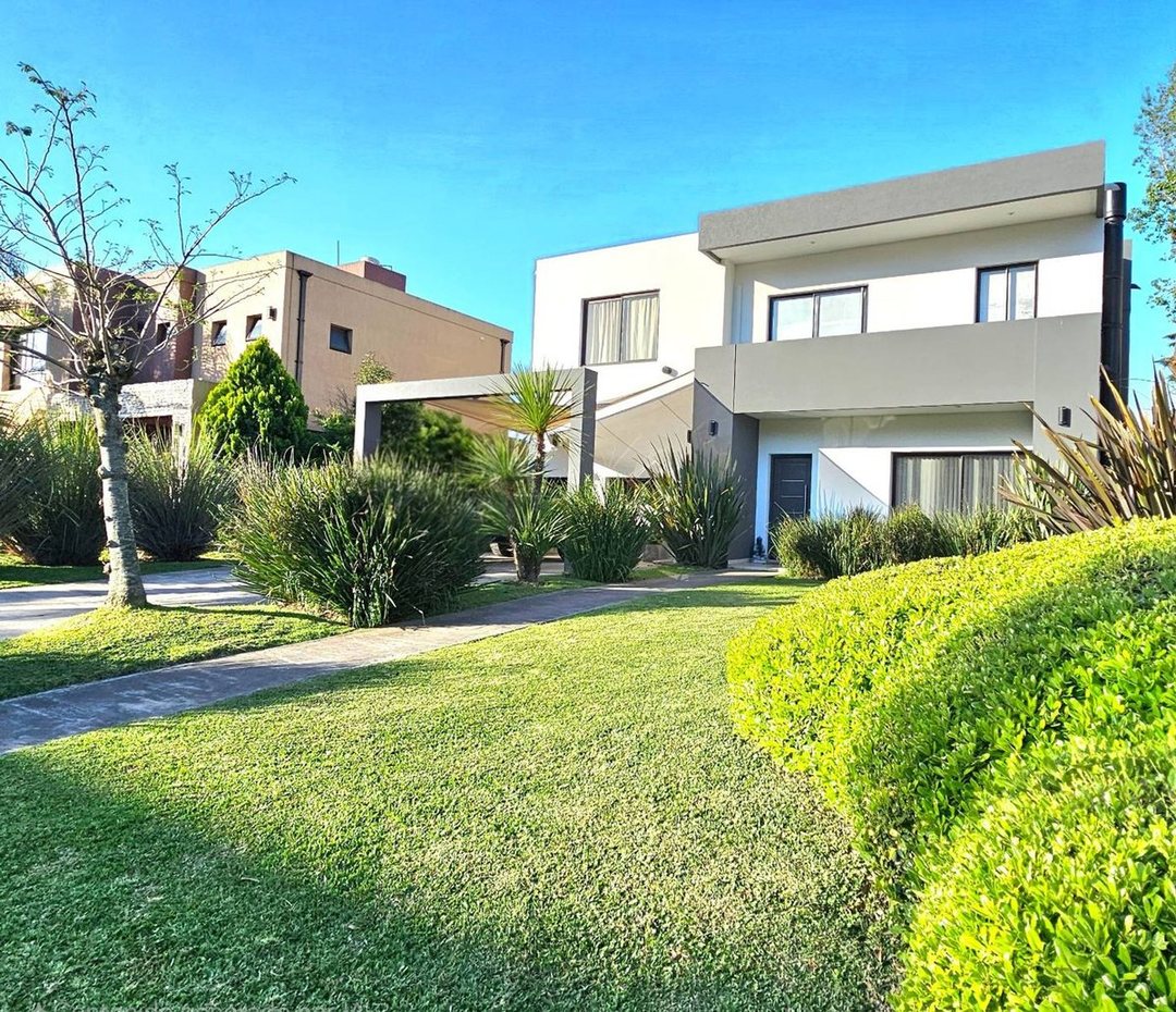 VENTA CASA 4 AMB PILETA AMOBLADA HARAS M. VICTORIA