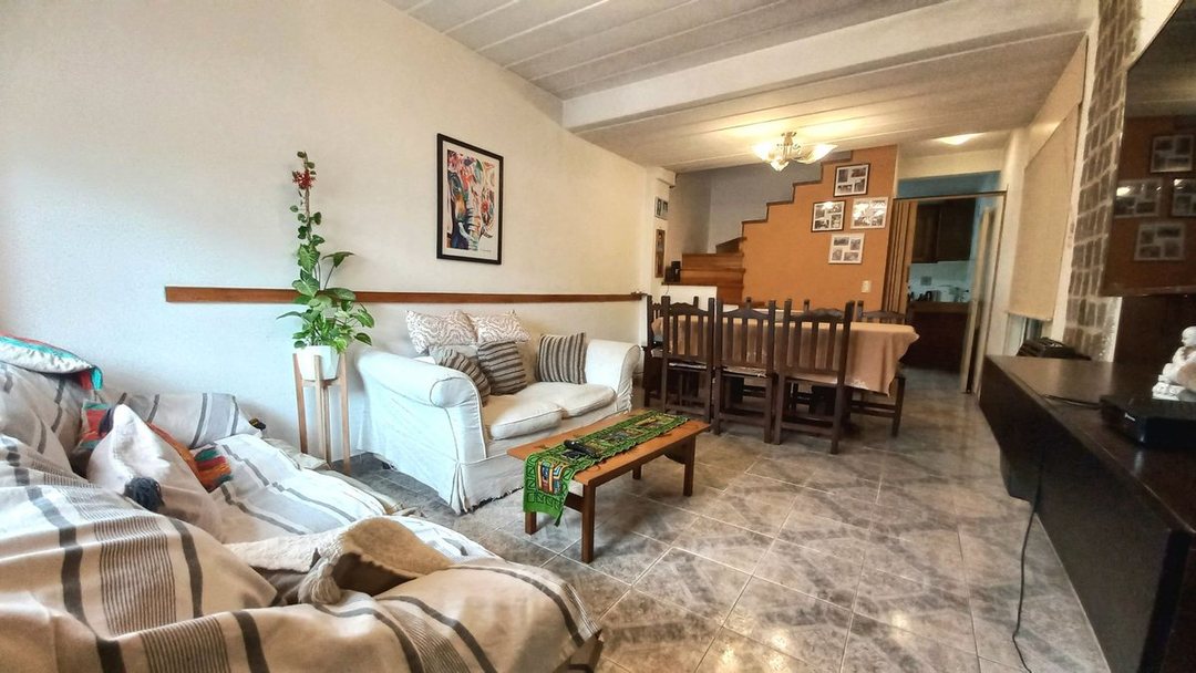 VENTA CASA 4 AMBIENTES JARDIN COCHERA-LAFERRERE