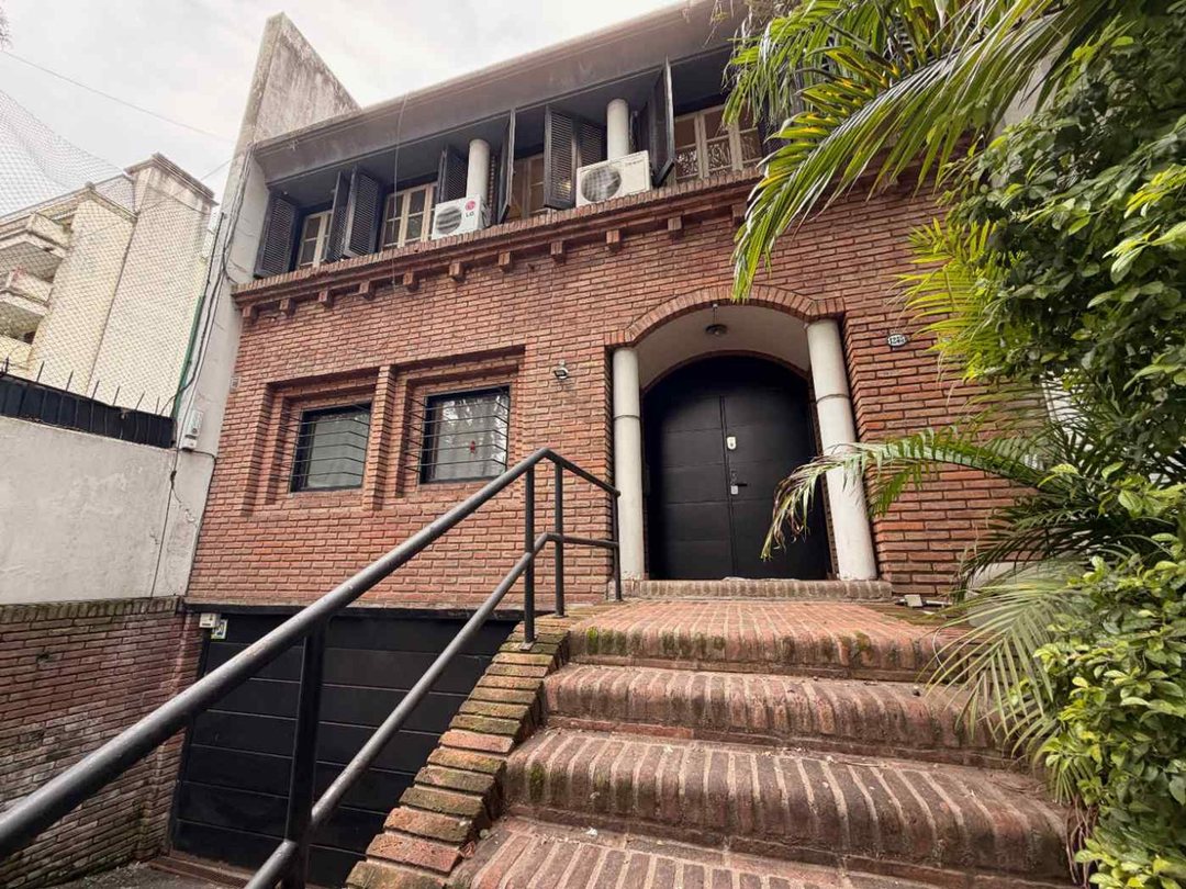 IMPONENTE CASA. ZONA EMBAJADAS.  5 DORM. PILETA.