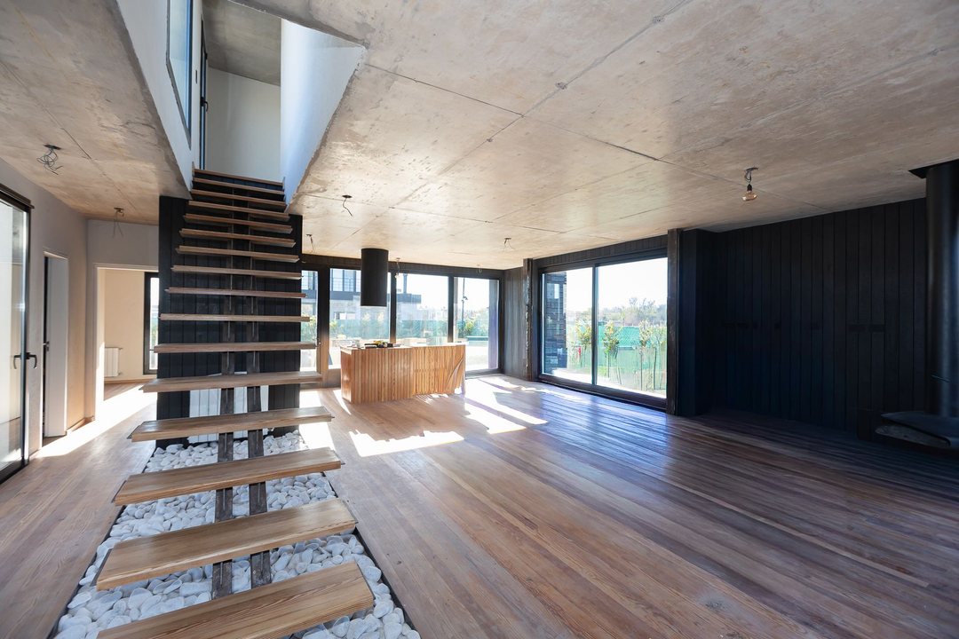 VENTA CASA A ESTRENAR C/ PILETA, COCHERA - PERMUTA