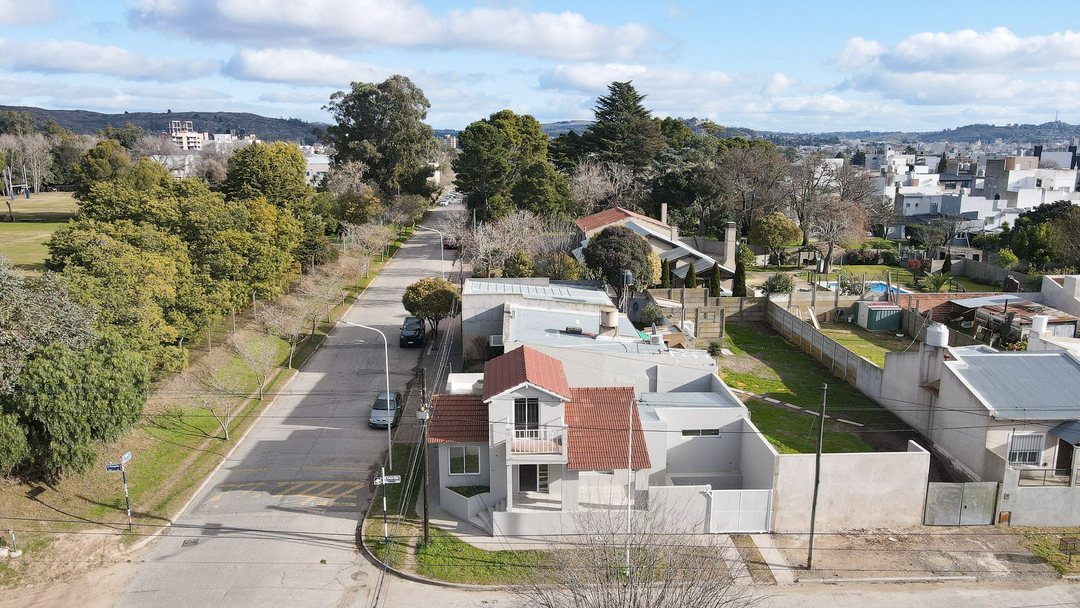 VENTA CASA RECICLADA DE 3 DORM TANDIL