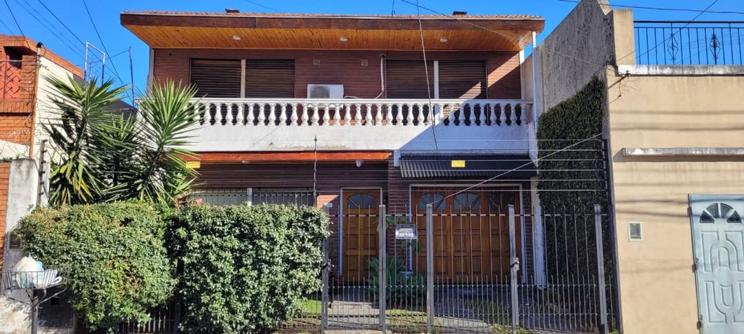 CASA CON COCHERA , QUINCHO , PILETA  Y PARRILLA