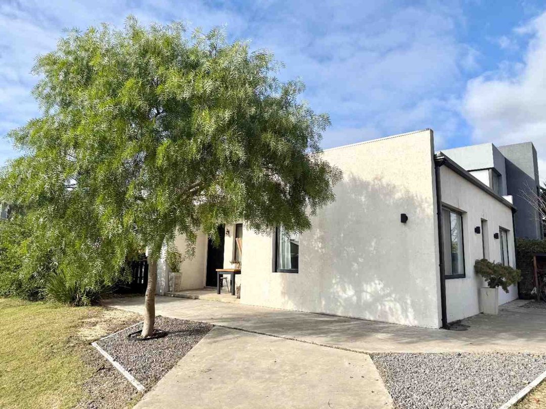 CASA 4 AMBIENTES BARRIO PRIVADO LAGUNA AZUL