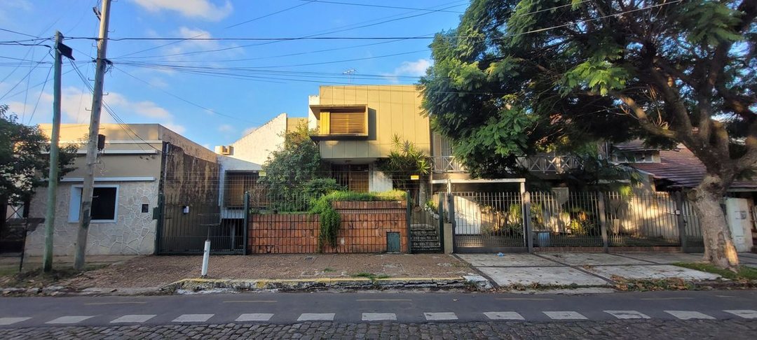 CASA EN 2 PLANTAS C/ COCHERA CUBIERTA FONDO LIBRE