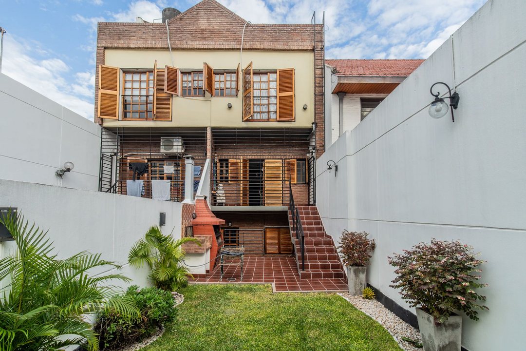 VENTA TRIPLEX 5amb JARDIN PARRILLA COCHERA DOBLE