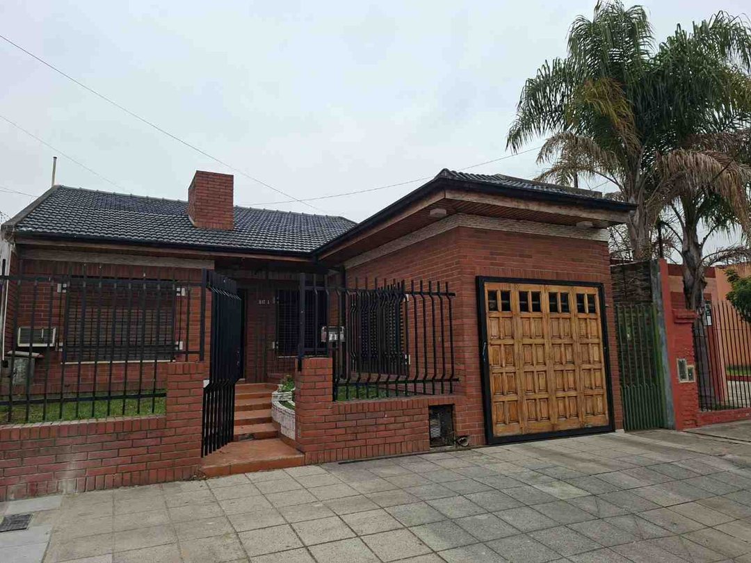 Casa tipo chalet con garaje, quincho y patio.